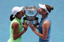 Mertens in Zhang slavili v ženskih dvojicah v Melbournu, Harrison in Skupski v moških