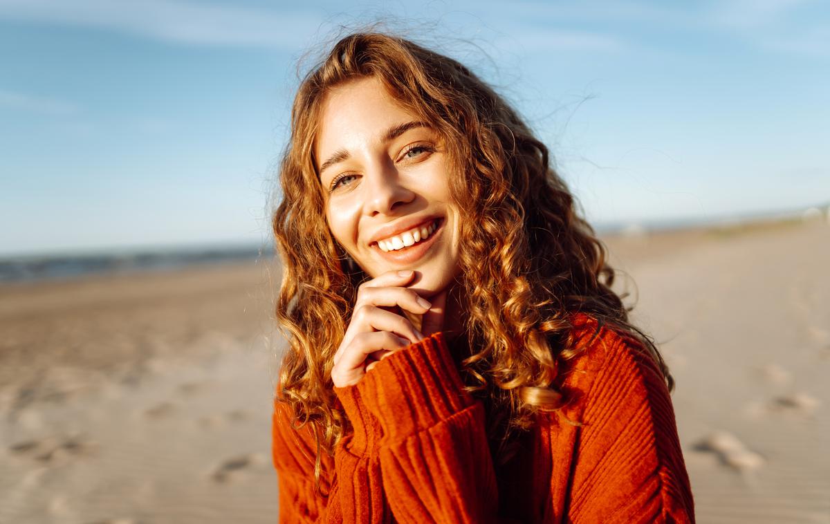 ženska, dekle, obala, jesen | Foto Shutterstock