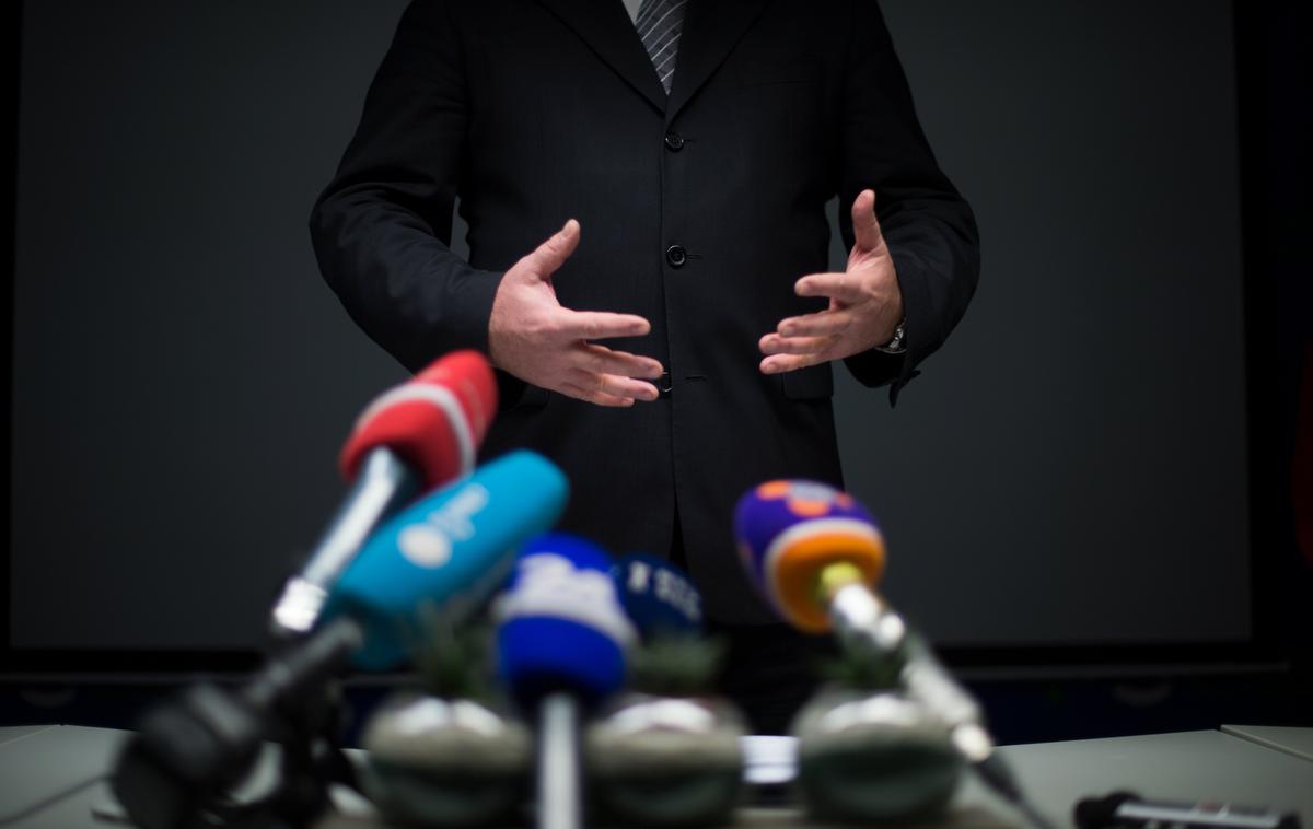 Mikrofon, mikrofoni, novinar, novinarji, mediji | Največ pripomb glede osnutka novele zakona o medijih se nanaša na pregon sovražnega govora v medijih. | Foto Matej Leskovšek