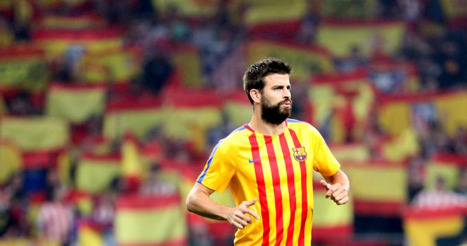 Katalonca Gerarda Piqueja, branilca Barcelone, je občinstvo v Madridu pričakalo z žvižgi in številnimi  španskimi zastavami. | Foto: Reuters