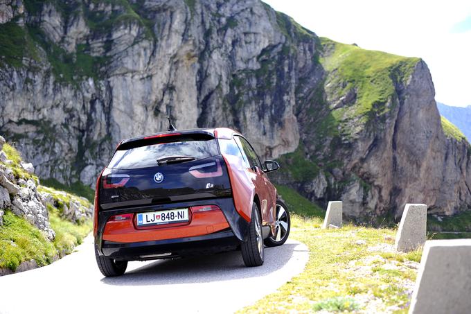 Polno napolnjen BMW i3 ima dosega več kot 200 kilometrov, kar je dovolj za celodnevni izlet. Z agilnimi pospeški in drzno podobo nam prinaša popolno vozno izkušnjo. | Foto: 