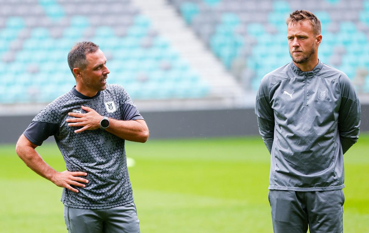 Olimpija trening | Člansko zasedbo Olimpije do nadaljnjega vodita trener mladinske zasedbe zmajev Ivan Senzen in njegov pomočnik Antonio Delamea Mlinar. | Foto Aleš Fevžer
