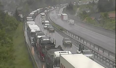 Nesreča na primorki, vozila so na odstavnem pasu