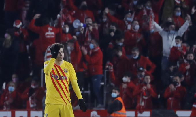 Razočaranje Gerarda Piqueja po zapravljeni priložnosti Barcelone, da bi se iz Granade vrnila bogatejša za tri točke. | Foto: Reuters