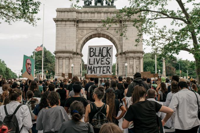 Gibanje Black Lives Matter opozarja na rasizem in slabo, velikokrat tudi nasilno ravnanje s temnopoltimi. | Foto: Getty Images