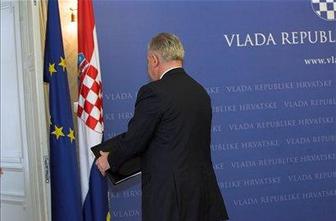 Sanader je odstopil kot premier in predsednik HDZ