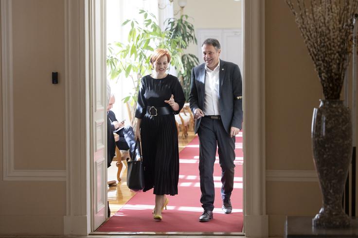 Ministrica za kulturo Asta Vrečko in podpredsednik vlade Matej Arčon ob prihodu na zadnjo redno tedensko sejo vlade s polnimi pooblastili. | Foto: Katja Kodba/STA