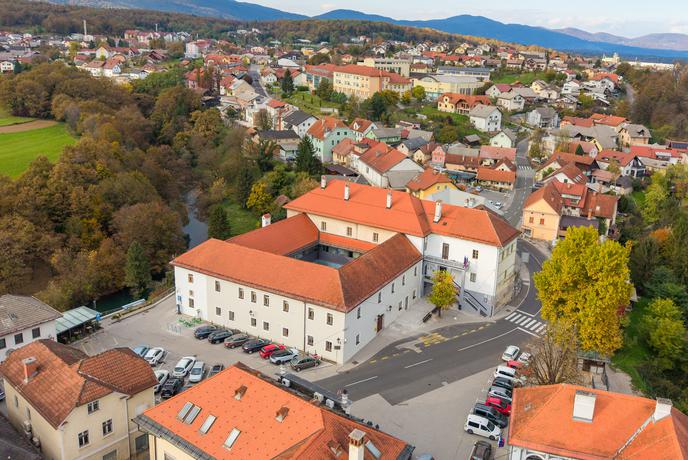 Prenovljen slovenski grad vabi na jesenski izlet