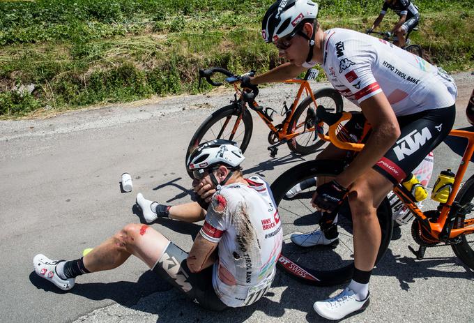 Padci so žal sestavni del kolesarstva. V zadnji etapi sta se na tleh znašla tudi italijanski kolesar Filippo Fortin in njegov avstrijski kolega Matthias Krizek, oba iz ekipe Tirol Cycling Team. | Foto: Vid Ponikvar