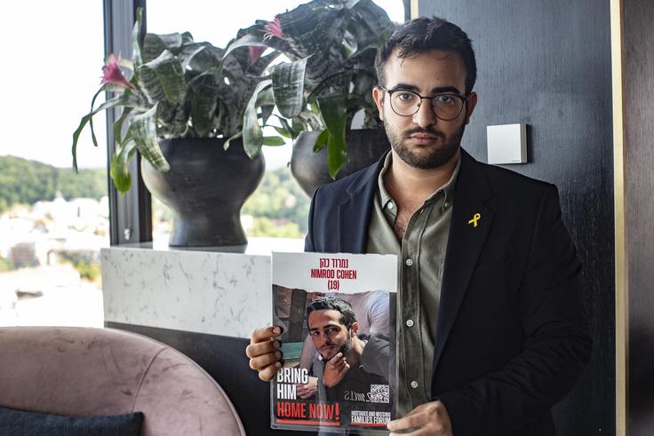 Pogovor z družinami ugrabljenih prebivalcev Izraela. Izrael hamas Yotam z bratovo fotografijo. | Foto: Bojan Puhek