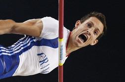 Lavillenie s palico prek 593 cm