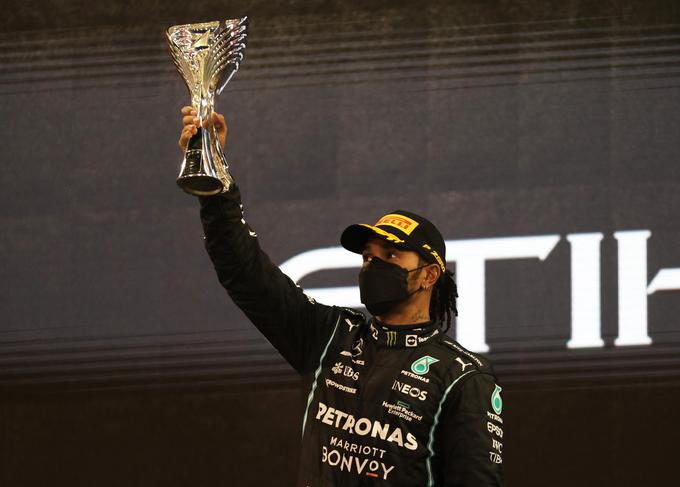 Lewis Hamilton se je moral zadovoljiti z drugim mestom na dirki in v prvenstvu. | Foto: Reuters