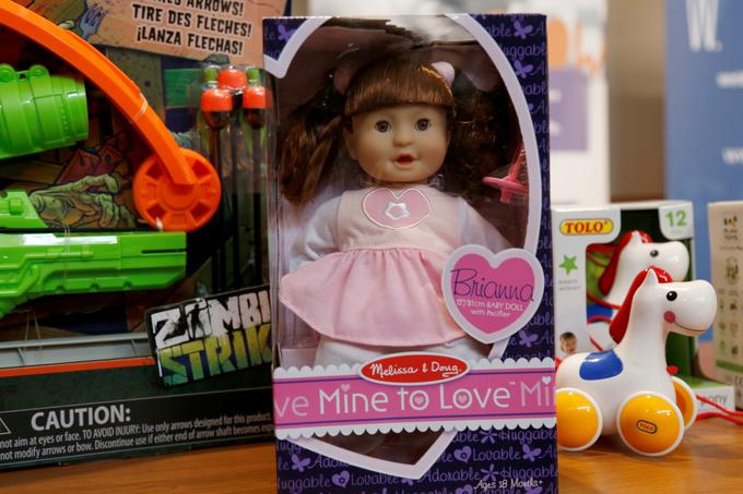 Med letoma 1990 in 2011 se je pogostost poškodb zaradi premalo varnih igrač povečala za 40 odstotkov, samo med letoma 2010 in 2015 pa je zaradi neustrezne uporabe igrač v ZDA umrlo 72 otrok, so podatki, s katerimi svoje vsakoletno izdajanje seznama najmanj varnih igrač upravičuje organizacija World Against Toys Causing Harm. Na fotografiji je nekaj igrač, ki jih je organizacija uvrstila na letošnji seznam.  | Foto: Reuters