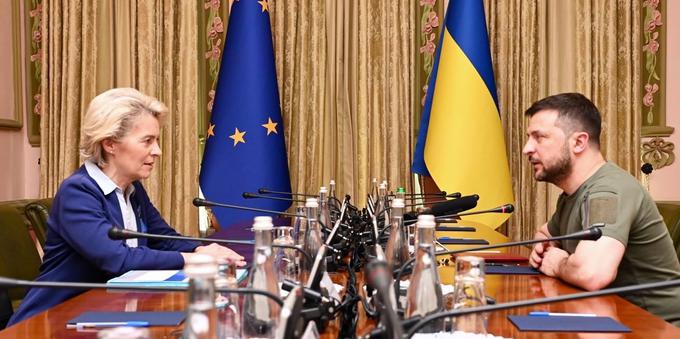 Predsednica Evropske komisije Ursula von der Leyen je bila na obisku v Kijevu junija letos.  | Foto: Twitter/Ursula von der Leyen