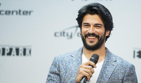 Turški igralec Burak Özçivit neprepoznaven