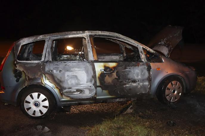 Avtomobili | Skupno so povzročili 26 kaznivih dejanj. V večini primerov je šlo za požige avtomobilov in drugih vozil.  | Foto PU Maribor