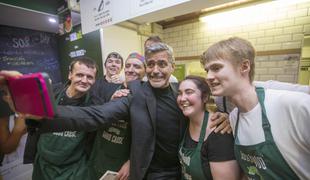 George Clooney obiskal kavarno in z debelo napitnino podprl brezdomce