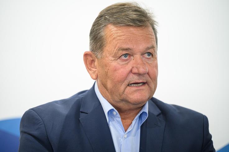 "Takšni ukrepi vam kot uglednemu menedžerju in družbi Petrol, ki praznuje 80 let in je tako del našega vsakdanjega življenja že osem desetletij, ne morejo biti v ponos," je prepričan minister. | Foto: STA