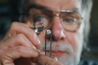 Poznate razliko med naravnimi in laboratorijskimi diamanti?