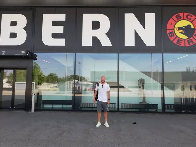 Jan Muršak bo prihodnji dve sezoni tekmoval v švicarski ligi, v kateri bo nosil dres večkratnega prvaka Berna. Kot pravi, se še prilagaja na novo okolje, v katerem ga prve tekmovalne obveznosti čakajo konec meseca, ko bodo odprli ligo prvakov. | Foto: Sportal