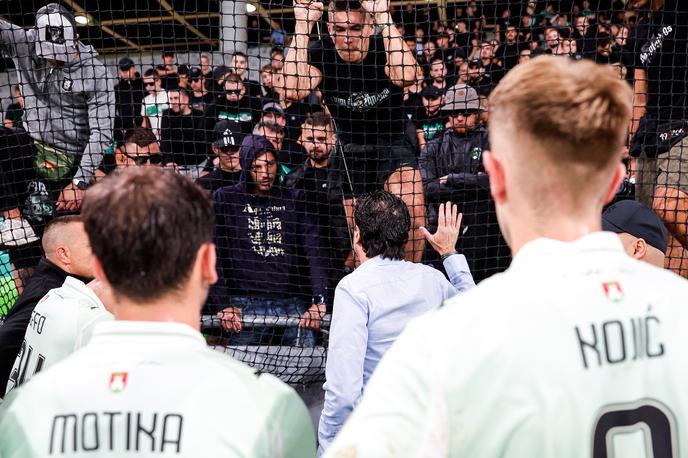 Olimpija Celje | Tako se je na zagovoru pri navijačih Olimpije skupaj z varovanci po hudem porazu s Celjani (0:5) znašel trener Jorge Simao. | Foto Aleš Fevžer