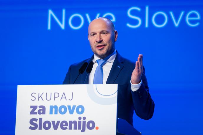 Kongres NSi | V nagovoru je Jernej Vrtovec obračunal tudi z nekdanjim predsednikom vlade Robertom Golobom in opozicijo. Ocenil je, da je izgubljena, brez idej in rešitev, s katerimi bi se s koalicijo pomerila v državnem zboru.  | Foto STA