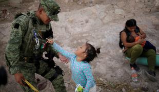 Na jugu Mehike razgnali karavano dveh tisoč migrantov
