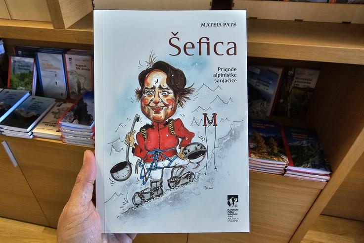 Šefica: Prigode alpinistke sanjačice, literarni prvenec Mateje Pate, nova žepna knjiga Planinske založbe, ki jo v karikaturističnem slogu dopolnjujejo duhovite ilustracije Lorelle Fermo. | Foto: Manca Ogrin/PZS