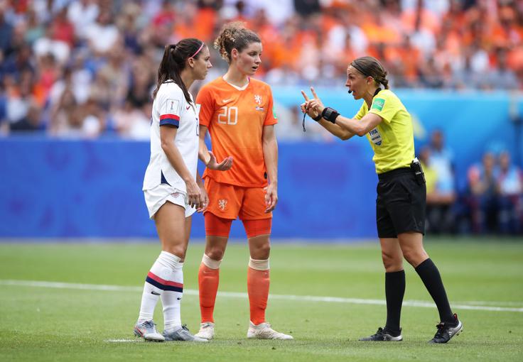 Tekmo bo sodila Stephanie Frappart. | Foto: Getty Images