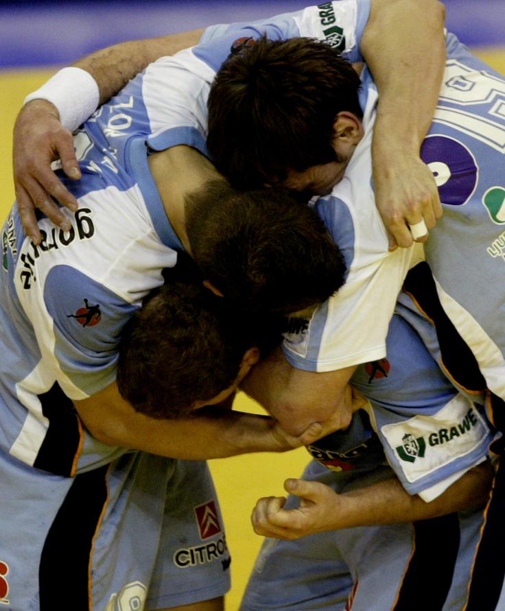 Veselje slovenskih rokometašev ob zmagi nad Hrvaško v polfinalu. | Foto: Reuters