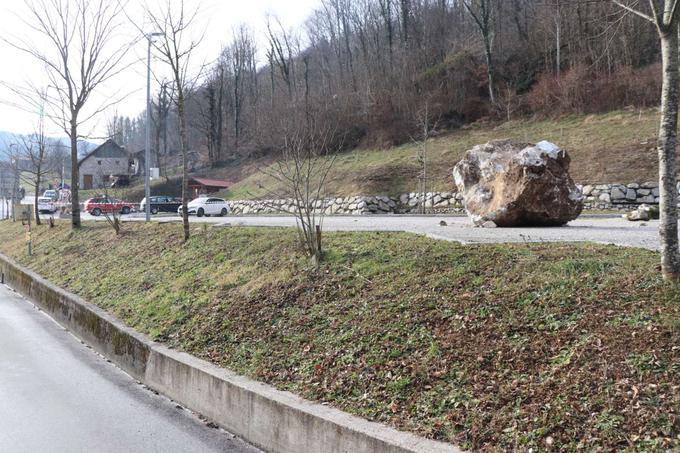 Zaradi sprožitve plazu se je večja skala zakotalila po brežini na parkirišče Tolminskih korit, pri čemer nihče ni bil telesno poškodovan. | Foto: Matic Prevc/STA