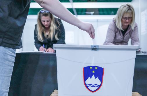 Pred nedeljskim referendumom začetek predčasnega glasovanja #foto