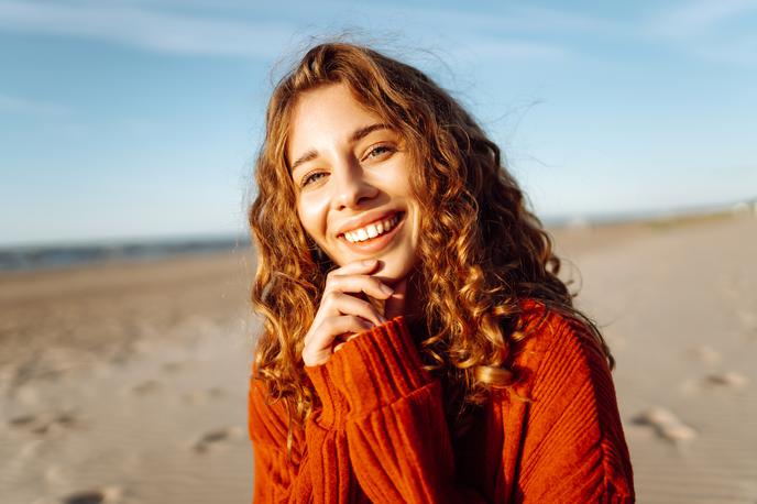 ženska, dekle, obala, jesen | Foto Shutterstock