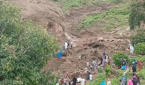 Velik zemeljski plaz terjal več kot tisoč smrtnih žrtev, preživel le en človek