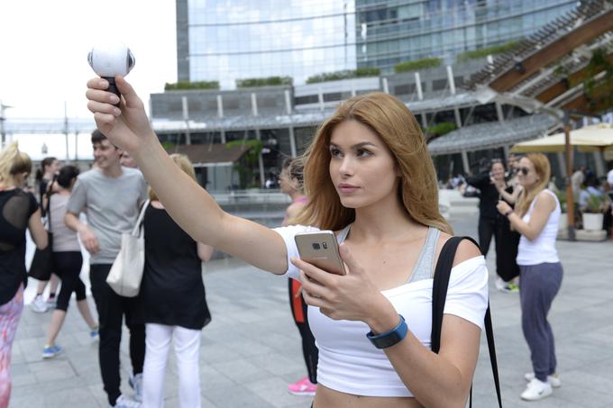 Kamera Samsung Gear 360 (levo zgoraj), s kakršno so 360-stopinjske filme posneli slovenski študentski filmski ustvarjalci. Telekom Slovenije, ki je organiziral natečaj za najboljši 360-stopinjski kratki film, je študentskim filmarjem ob Gear 360 zagotovil tudi pametne telefone Samsung Galaxy S6, ki so združljivi z omenjeno kamero, in očala za prikazovanje navidezne resničnosti Gear VR, na katerih so si lahko sproti ogledali svoje izdelke.  | Foto: Matic Tomšič