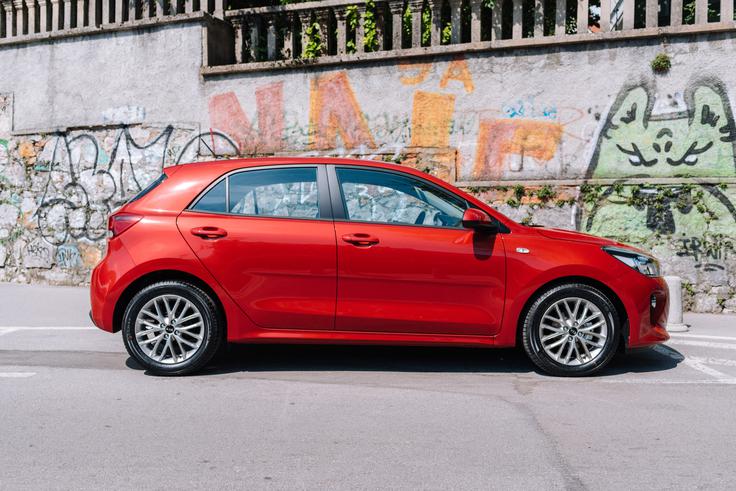 Pri uvozniku kot iztočnice oziroma ključne štiri adute ria, s katerimi se bo zoperstavili uveljavljenim evropskim konkurentom, kot so clio, fiesta, polo, fabia ..., izpostavljajo bolj atraktivno oblikovanje, praktičnost, vozniško dinamiko in varnost. | Foto: Kia