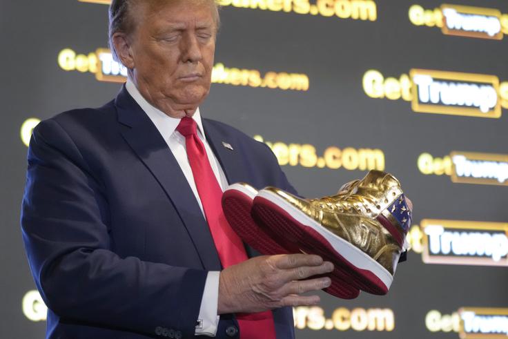 Športni copati, ki jih je lani na trg lansiral Donald Trump. | Foto: Guliverimage