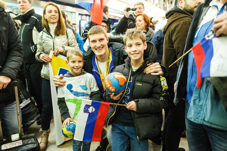Blaž Blagotinšek na zagrebškem letališču v druščini nadobudnih ljubiteljev rokometa. | Foto: Grega Valančič/Sportida