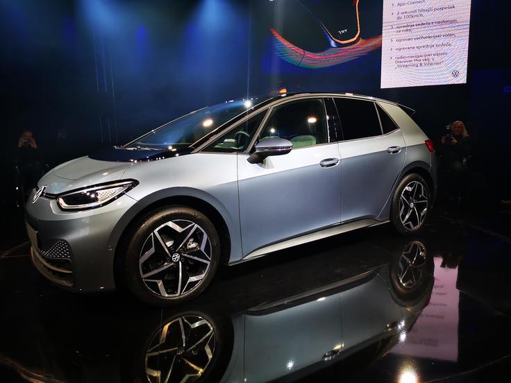 ID.3 je prihodnji električni adut znamke, a očitno mu bo družbo še nekaj časa delal tudi električni golf. | Foto: Gregor Pavšič