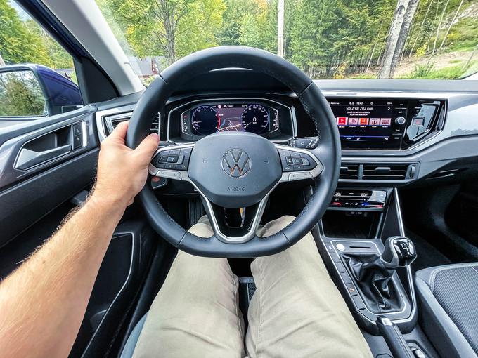 Nov volan in serijsko nameščeni digitalni merilniki. Serijsko je opremljen tudi z 6,5-palca velikim zaslonom na dotik. | Foto: Gašper Pirman