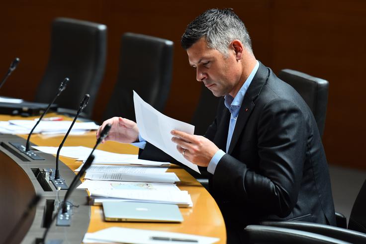Predlog, ki ga je vložil poslanec SD Matjaž Nemec, je dobil le 42 glasov. | Foto: STA ,