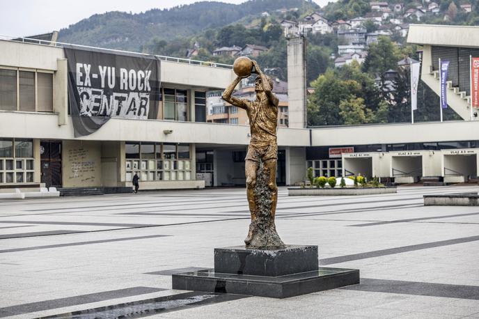 Mirza Delibašić Sarajevo | V spomin na legendarnega Delibašića so lani v Sarajevu pred dvorano Skenderija, ki nosi tudi njegovo ime, zgradili bronasti kip. | Foto Ana Kovač