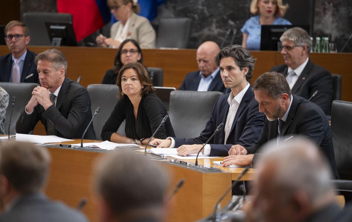 Tanja Fajon | "Naj spomnim, da so bile vse mednarodne norme ustanovljene prav zato, da se takšna grozodejstva nikoli ne bi zgodila. In vsi, ki ne ukrepajo, svetu pošiljajo grozljivo sporočilo – da so življenja vseh Palestincev ničvredna in da mednarodno pravo nima nobenega pomena," je dejala ministrica. | Foto Boštjan Podlogar/STA