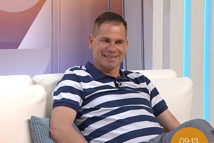 Sandi presenetil z novim videzom in razkril, ali je še vedno samski #video