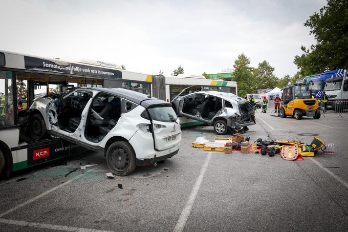 V eni izmed vaj so gasilci reševali ponesrečence v prometni nesreči, ko sta se v avtobus ljubljanskega potniškega prometa zaleteli dve osebni vozili. | Foto: Ana Kovač