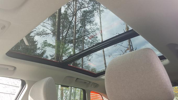 Avtomobil ima veliko panoramsko streho, ki jo je mogoče delno odpreti.  | Foto: Gregor Pavšič
