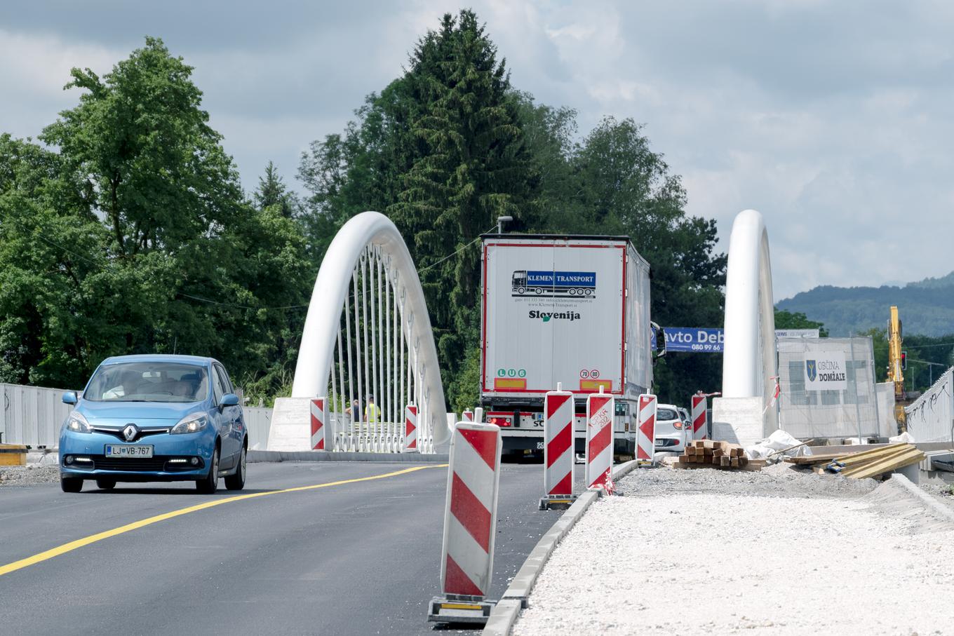 Huda nesreča v Domžalah: delavca z bagersko žlico padla v Kamniško Bistrico