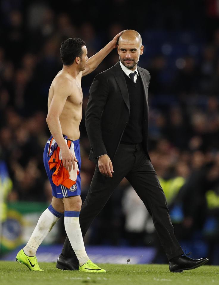 Guardiolo je po tekmi tolažil tudi nekdanji varovanec pri Barceloni Pedro.  | Foto: Reuters