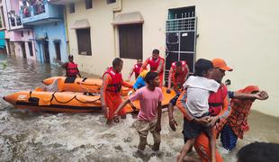 Poplave in plazovi v Indiji zahtevali 41 življenj