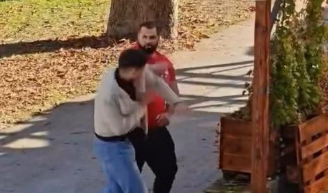 Nov incident pred lokalom Patriot: pijan moški uriniral in udaril občana #video